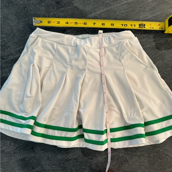 Boast white tennis skirt. Size Medium but shrunk. Absolutely a size XS/s. - Picture 6 of 6